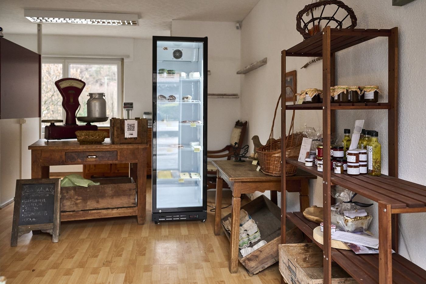 Emporio self-service con verdure fresche, conserve e prodotti locali