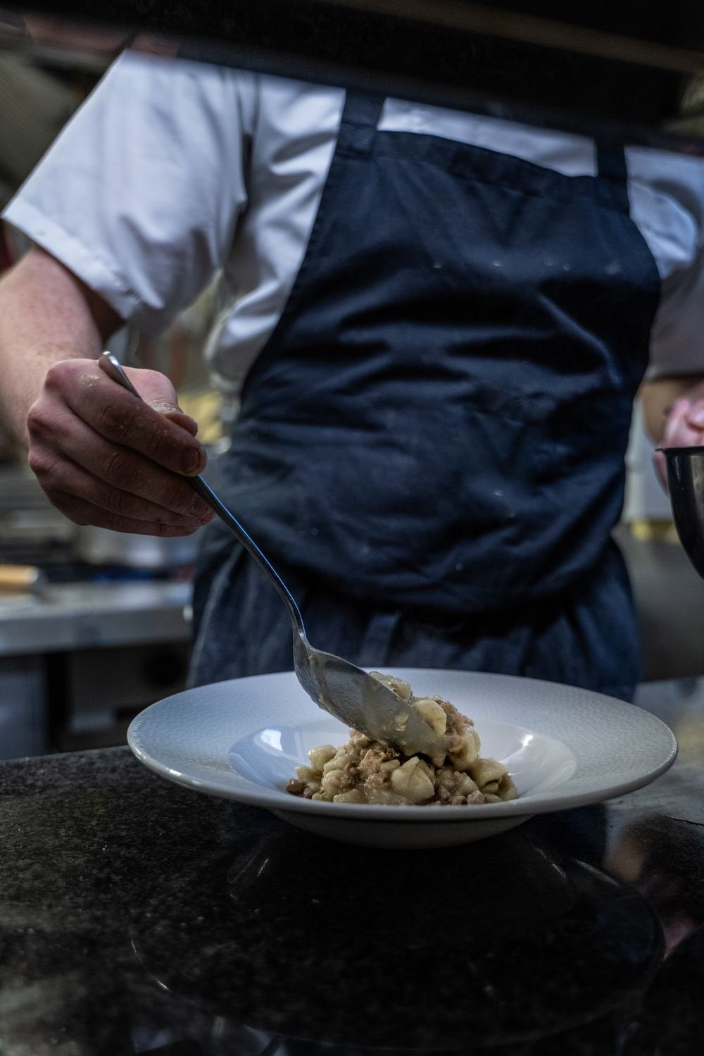 Il nostro chef impiatta una specialità della casa