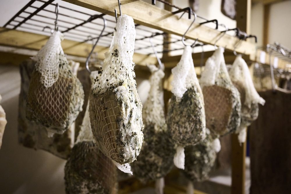Salumi in stagionatura dell'Agriturismo La Stala