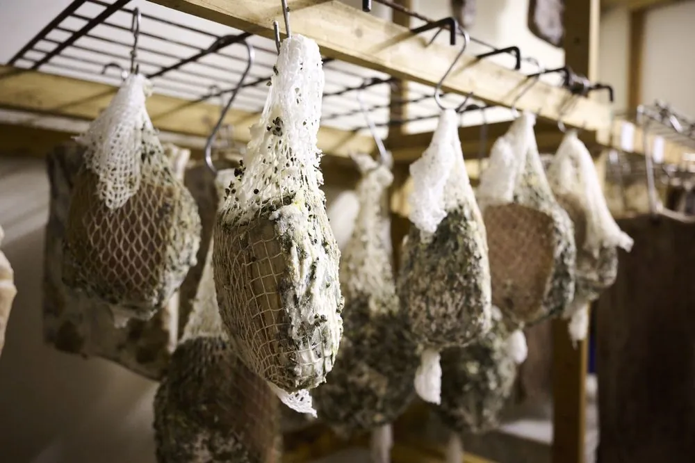 Salumi in stagionatura dell'Agriturismo La Stala