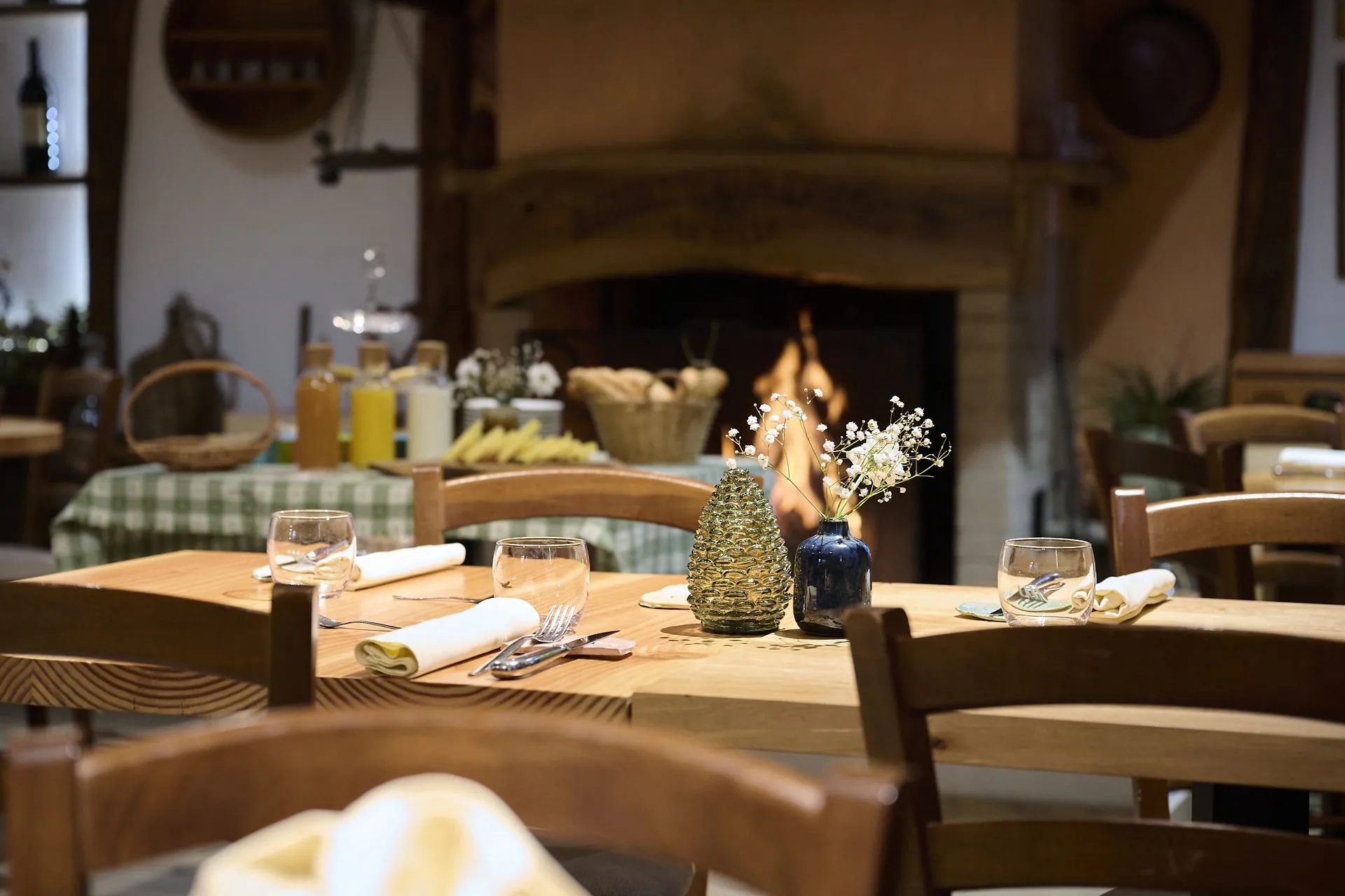 Sala rustica interna con camino e travi di legno