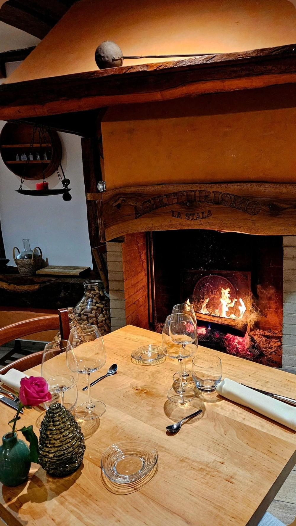 Cena aziendale privata nella sala rustica dell'agriturismo