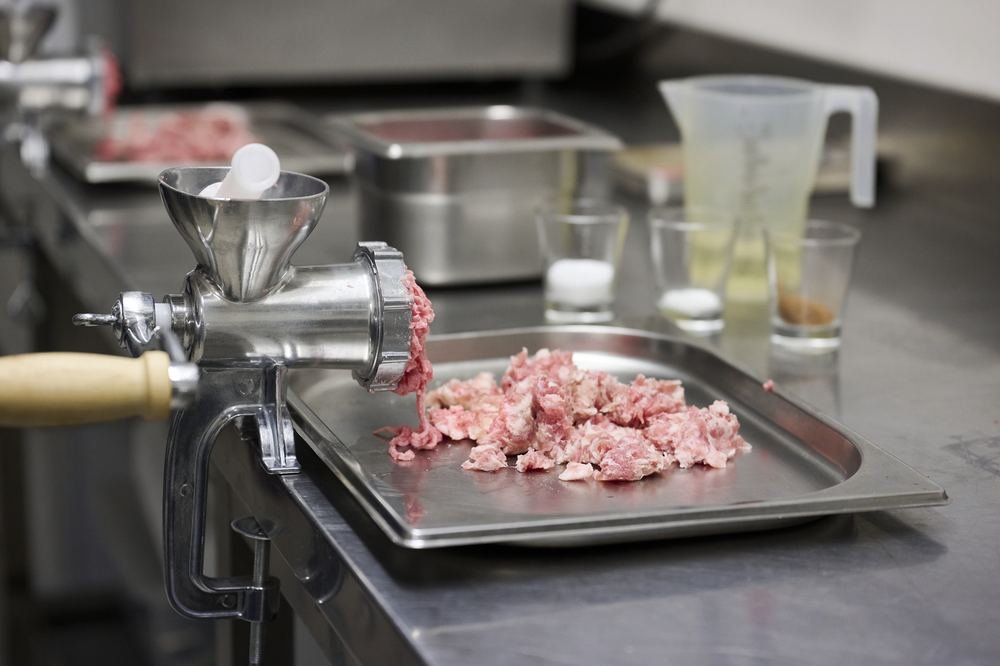 Laboratorio di salumeria artigianale con lavorazione della carne